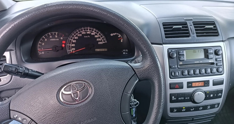Toyota Avensis Verso cena 10900 przebieg: 310000, rok produkcji 2004 z Sławków małe 106